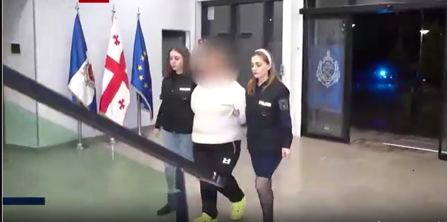 ნახეთ ვინ არიან ბებია და დედა რომლებმაც ბავშვი სასტიკად სცემეს - მძიმე დანაშაულის დეტალები და ბრალდებული დედისა და ბებიის დაკავების კადრები (ვიდეო)